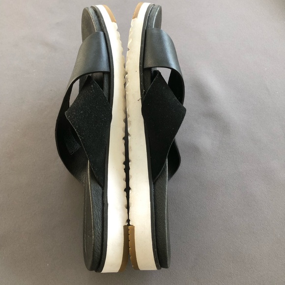 UGG woman's Kari black leather slide/sandal, SZ 8.5 - Picture 4 of 7